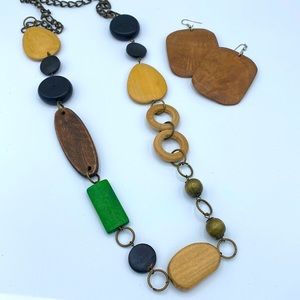 Retro wood chunky necklace and earrings set.
